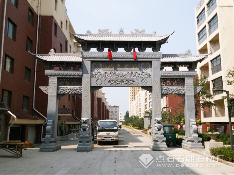 三門(mén)三樓青石石牌坊